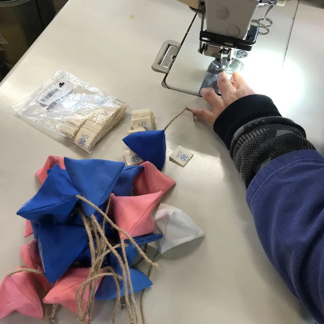 production des jouets pour chat Jopy garnis de cataire séchée, en forme de sachet de thé, confectionnés à la main avec du tissus upcyclé