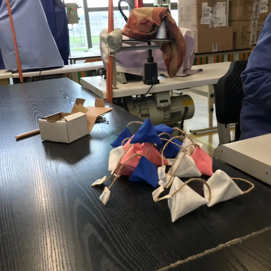 production des jouets pour chat Jopy garnis de cataire séchée, en forme de sachet de thé, confectionnés à la main avec du tissus upcyclé