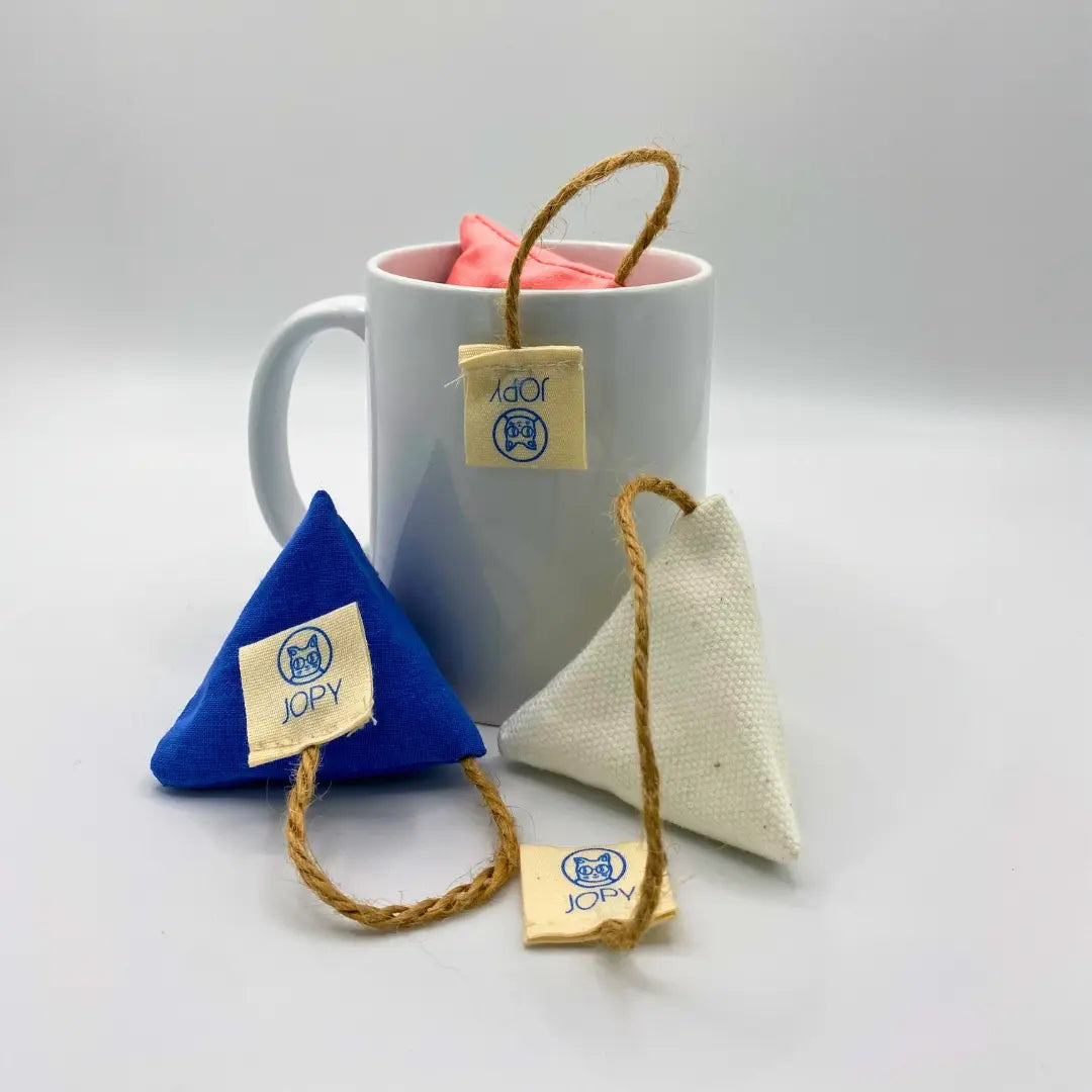 jouets pour chat Jopy garnis de cataire séchée, en forme de sachet de thé, confectionnés avec du tissus upcyclé