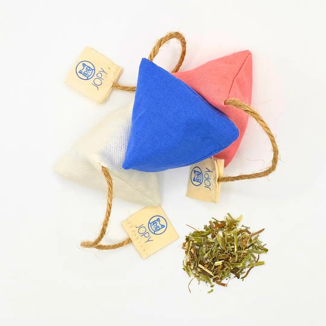 Jouets pour chat Jopy garnis de cataire séchée, en forme de sachet de thé, confectionnés à la main avec du tissus upcyclé