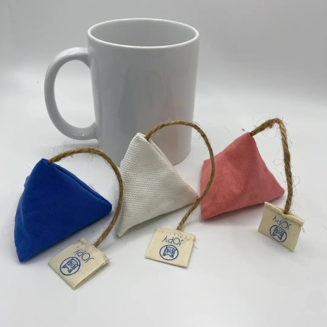 Jouets pour chat Jopy garnis de cataire séchée, en forme de sachet de thé, confectionnés à la main avec du tissus upcyclé