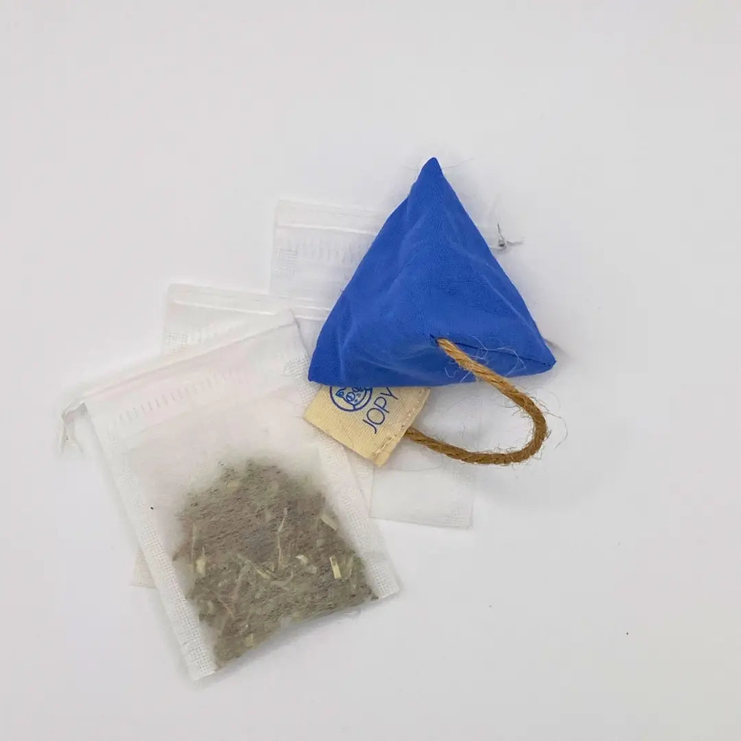 Jouets pour chat Jopy garnis de cataire séchée, en forme de sachet de thé, confectionnés à la main avec du tissus upcyclé