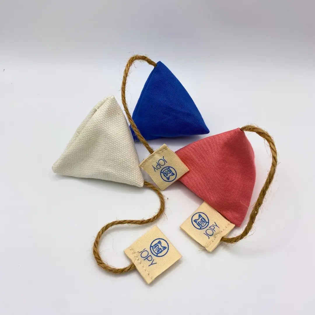 Jouets pour chat Jopy garnis de cataire séchée, en forme de sachet de thé, confectionnés à la main avec du tissus upcyclé