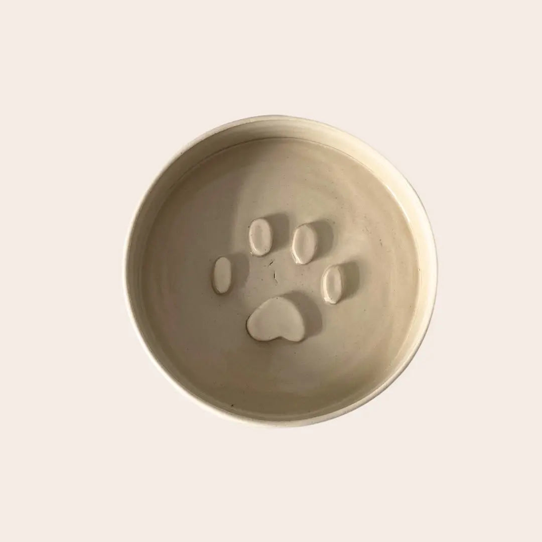 Gamelle Jopy pour chat anti glouton en céramique faites à la main. Couleur beige émaillé