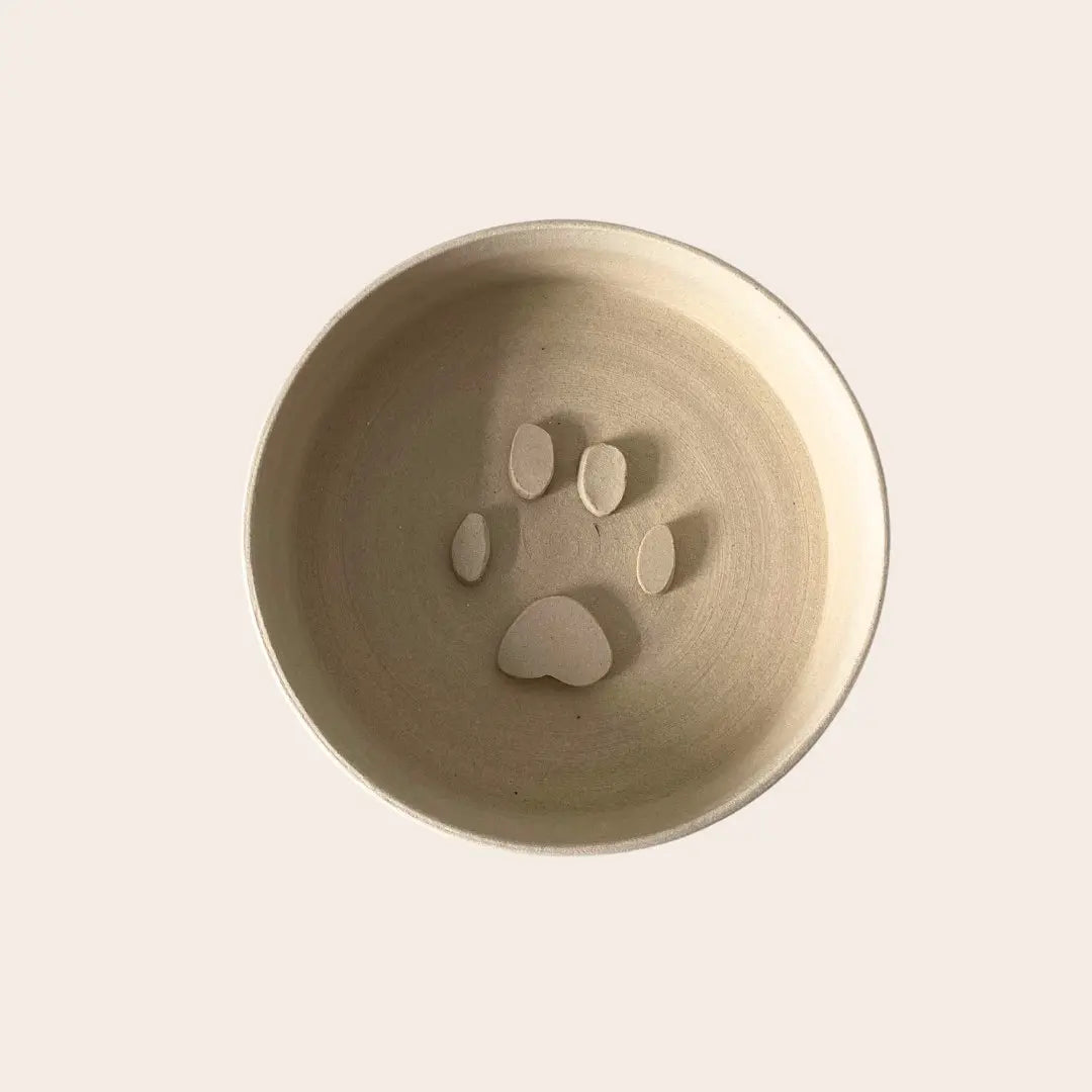 Gamelle Jopy pour chat anti glouton en céramique faites à la main. Couleur beige brut