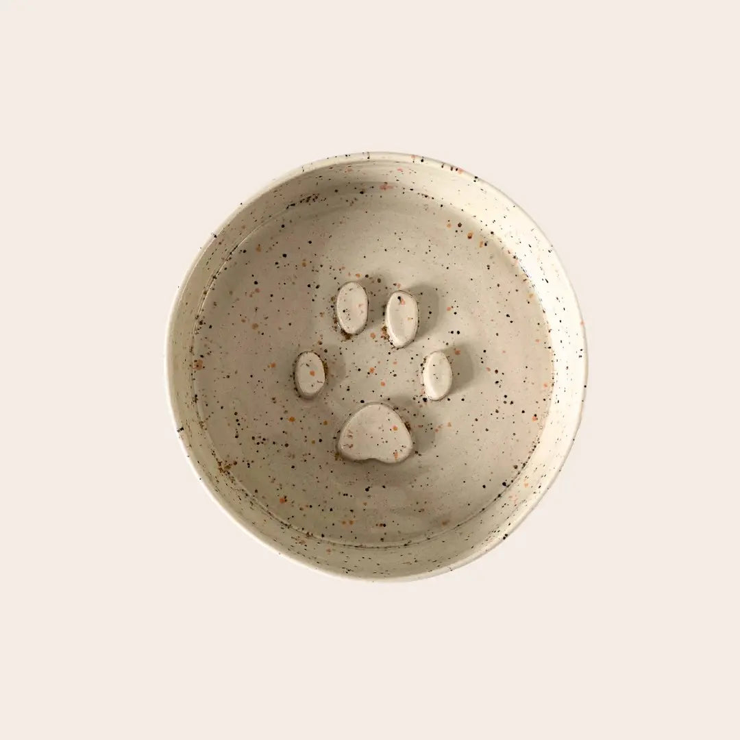 Gamelle Jopy pour chat anti glouton en céramique faites à la main. Couleur beige moucheté